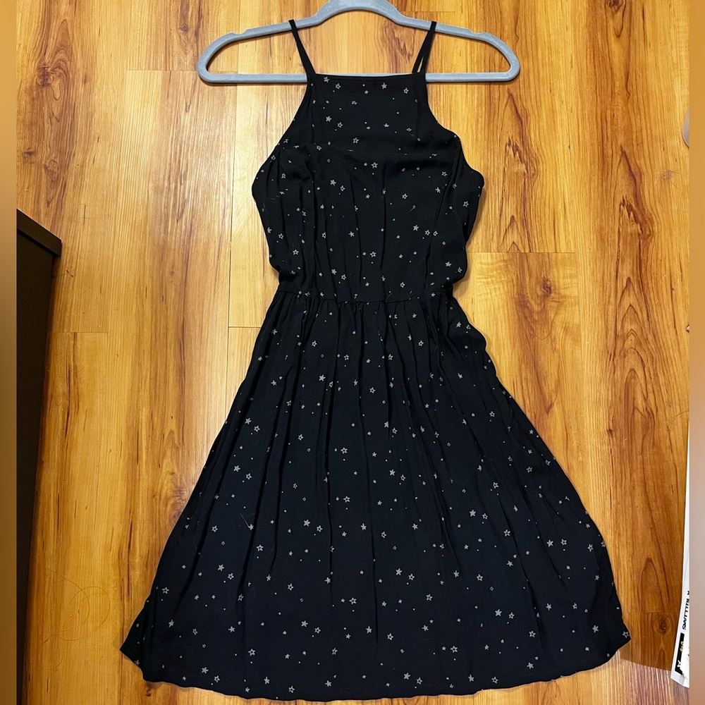 Hollister size M dress never worn. Open back detail